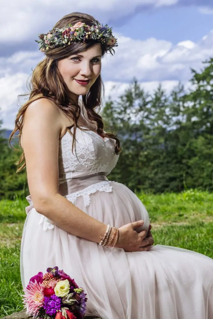 Pregnant lady wedding dress clearance