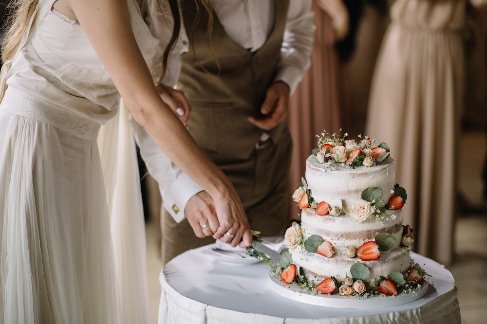 cutting wedding cake