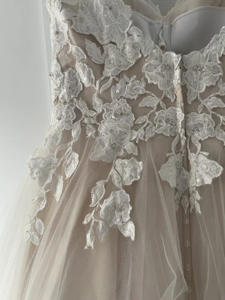Shops that sell sales second hand wedding dresses